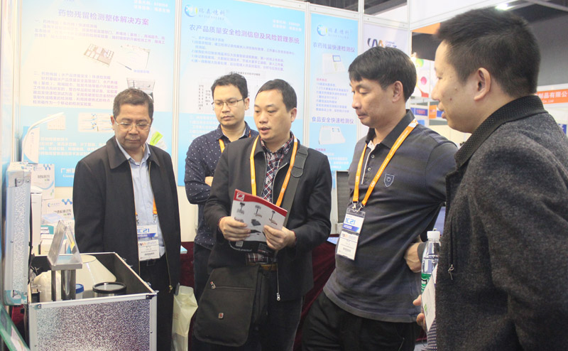 我司同事梁偉能為佛山市食藥監(jiān)系統(tǒng)工作人員介紹水產(chǎn)品質(zhì)量安全快速檢測(cè)箱