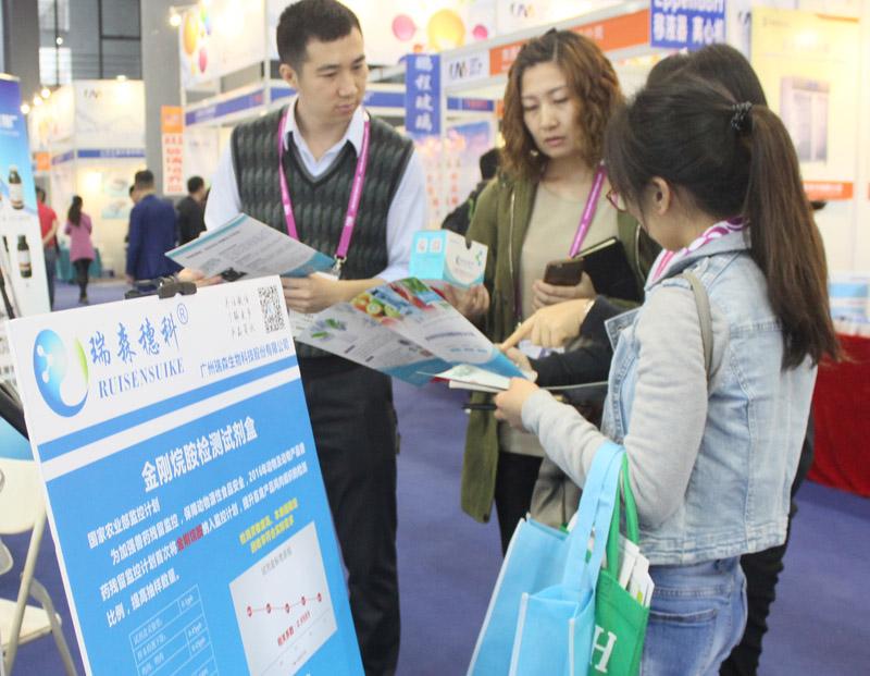 我司同事羅奕銘為參觀者介紹藥殘檢測(cè)試劑產(chǎn)品